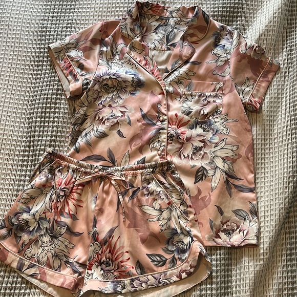 Le Rose Pink Floral Silky Pajama Set - Picture 3 of 6